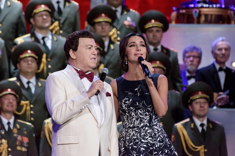 Посвящается иосифу кобзону. Юбилейный концерт иосифа кобзона. Юбилейный концерт иосифа кобзона. Кобзон платье. Иосиф кобзон.